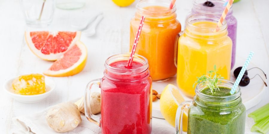 Blanchiment de jus de fruits à l'aide de charbon actif en poudre