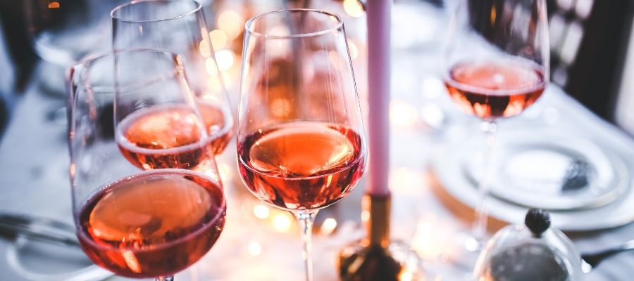 Por que realizar la decoloracion del vino